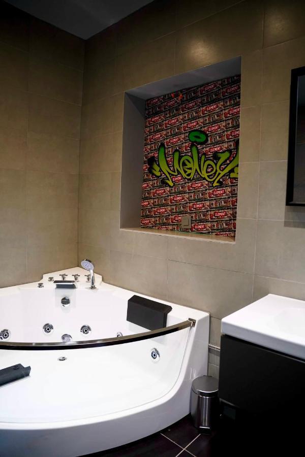 Апартаменты Capsule Casino - Jacuzzi - Billard - Netflix - Console & Jeux Монс Экстерьер фото